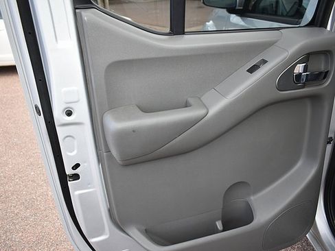 Used 2012 Nissan Frontier SV image 24