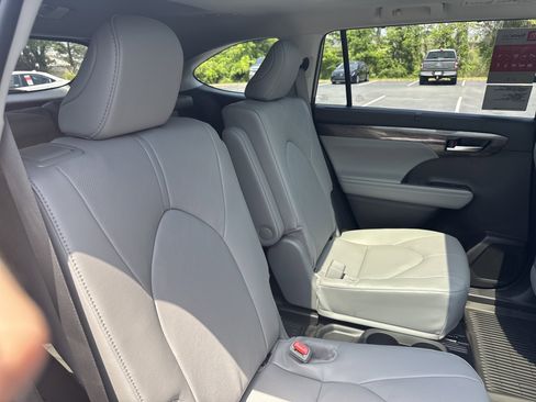 New 2026 Toyota Highlander Platinum AWD/4WD image 35