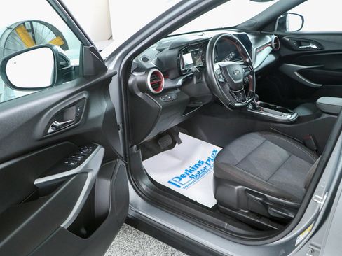 Used 2024 Chevrolet Trax RS w/ Sunroof Package FWD image 3