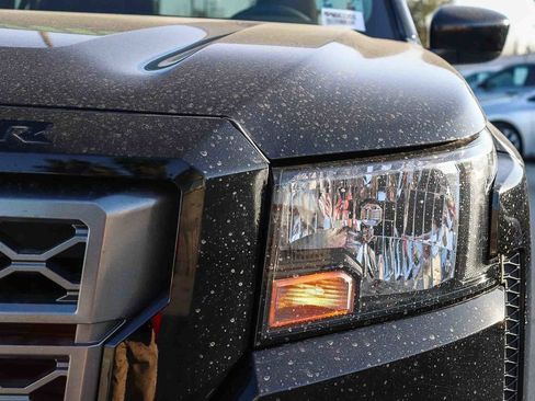 Used 2023 Nissan Frontier SV image 7