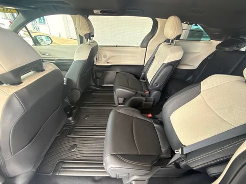 Used 2026 Toyota Sienna Limited FWD image 35