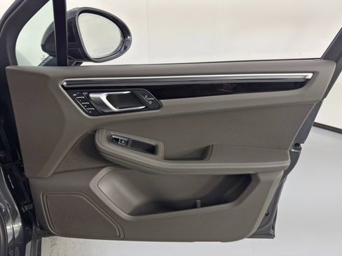 Used 2023 Porsche Macan image 44