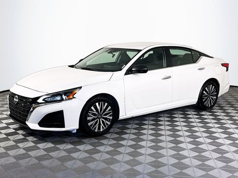 Used 2024 Nissan Altima 2.5 SV image 4