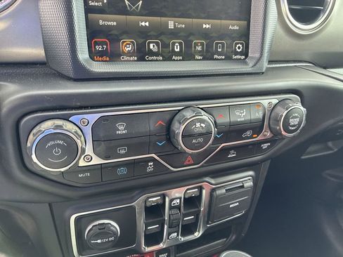 Used 2022 Jeep Wrangler Unlimited Rubicon 4xe AWD/4WD image 17