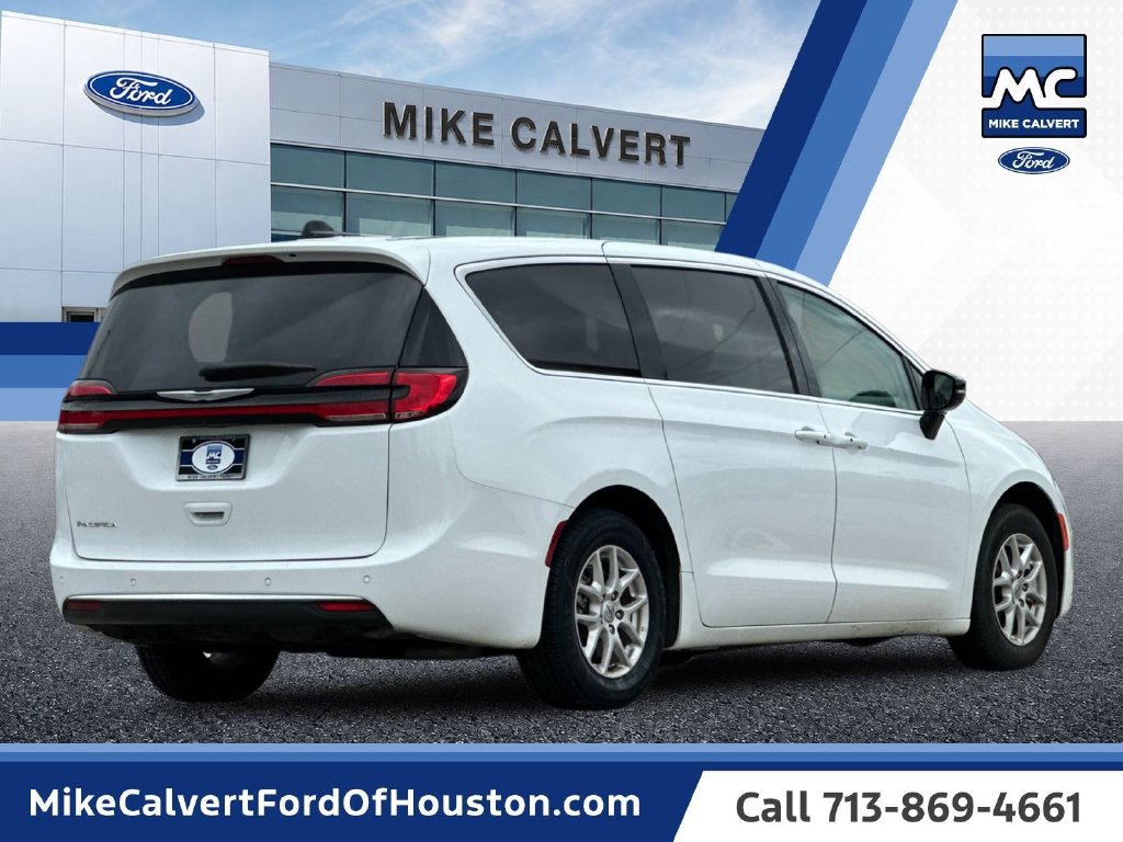Used 2024 Chrysler Pacifica Touring-L FWD image 5