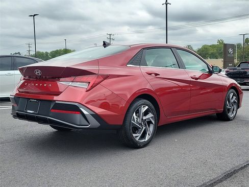 Used 2025 Hyundai Elantra SEL image 4