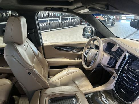 Used 2018 Cadillac Escalade Platinum AWD/4WD image 8