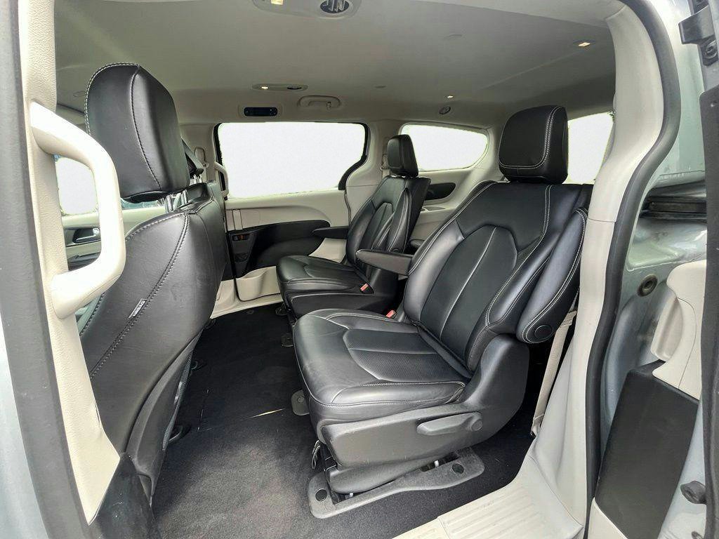 Used 2023 Chrysler Pacifica Touring-L FWD image 23