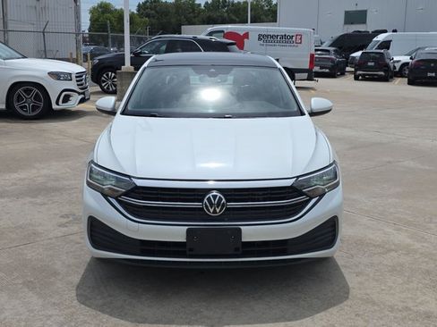 Used 2024 Volkswagen Jetta SE FWD image 2