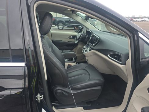 Used 2024 Chrysler Pacifica Touring-L image 13