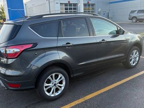 Used 2018 Ford Escape SE FWD image 4