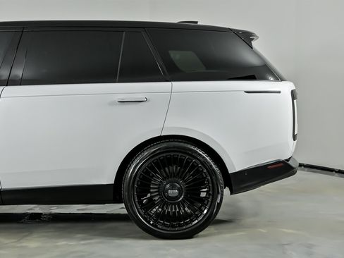 Used 2024 Land Rover Range Rover Long Wheelbase Autobiography image 9