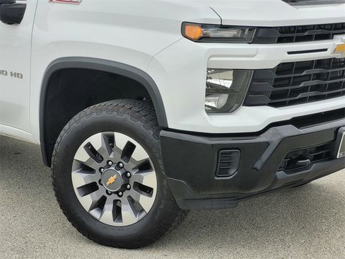 Used 2024 Chevrolet Silverado 2500 Custom w/ Custom Value Package image 9