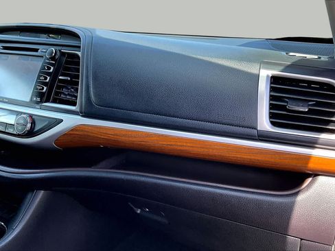 Used 2019 Toyota Highlander Limited Platinum FWD image 17