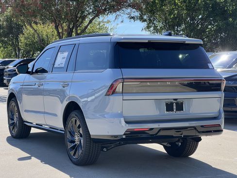 New 2025 Lincoln Navigator Reserve w/ Jet Appearance Package image 7