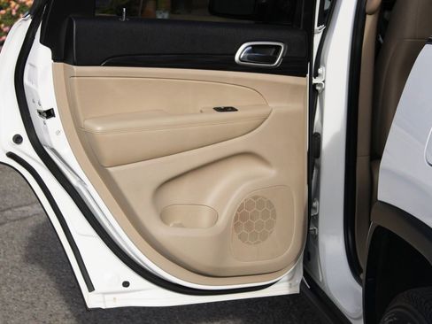 Used 2020 Jeep Grand Cherokee Laredo image 33