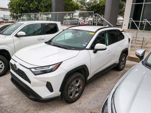 Used 2025 Toyota RAV4 XLE FWD image 3