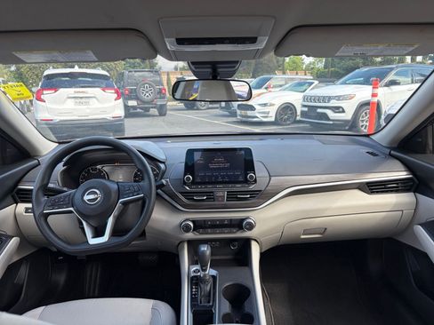 Used 2025 Nissan Altima 2.5 SV FWD image 34