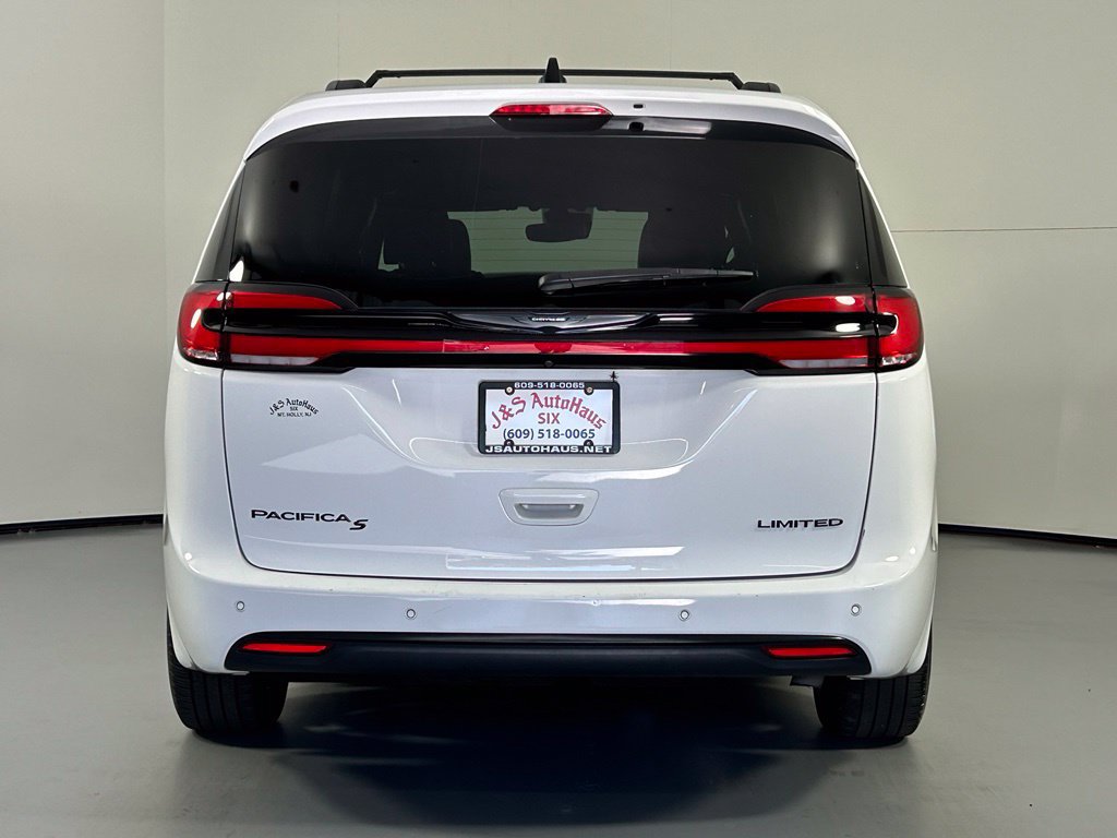 Used 2025 Chrysler Pacifica Limited FWD image 6