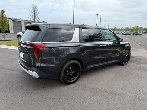Used 2025 Kia Carnival FWD image 7