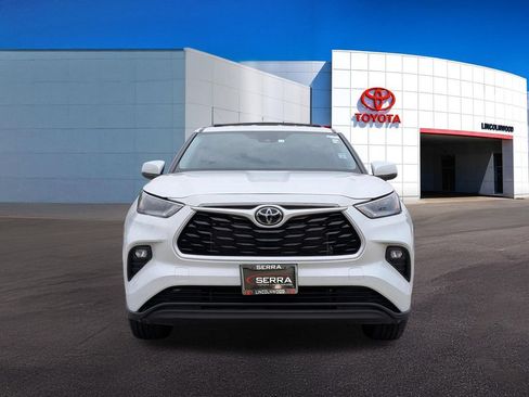 Used 2023 Toyota Highlander LE FWD image 4