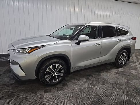 Used 2020 Toyota Highlander XLE AWD/4WD image 6