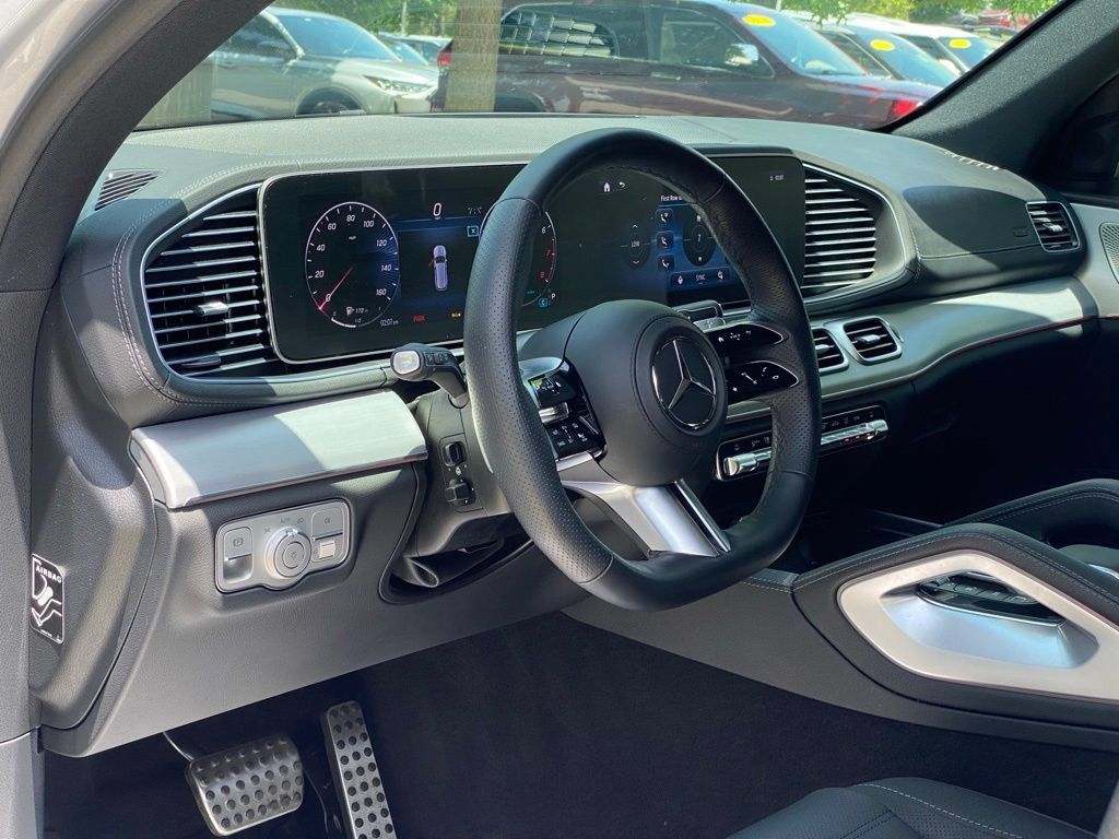 Used 2025 Mercedes-Benz GLS 450 4MATIC image 9