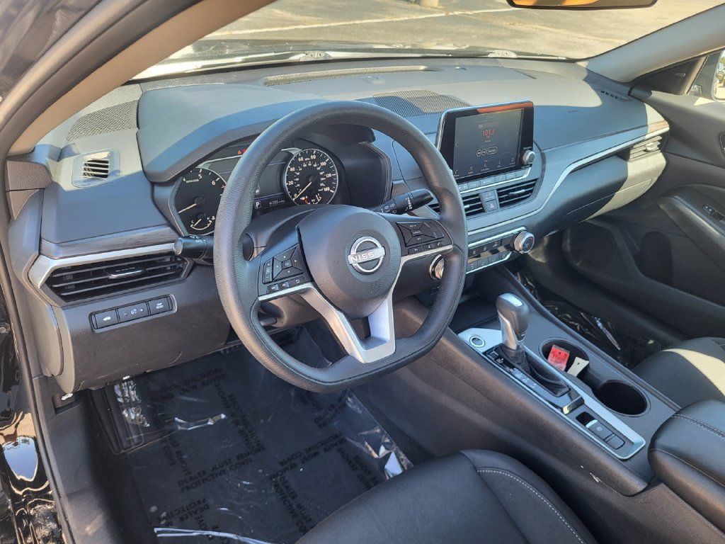 Used 2025 Nissan Altima 2.5 SV AWD/4WD image 9