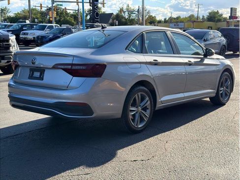 Used 2024 Volkswagen Jetta SE FWD image 3