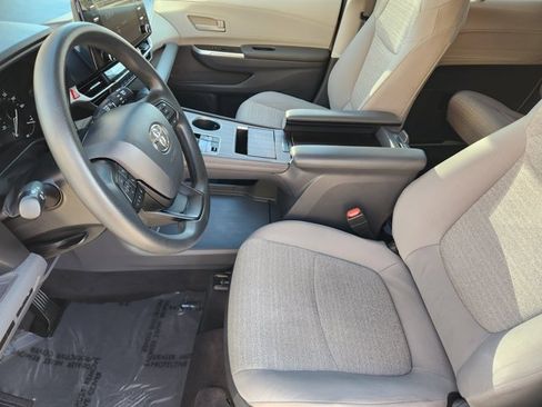 Used 2022 Toyota Sienna LE image 12