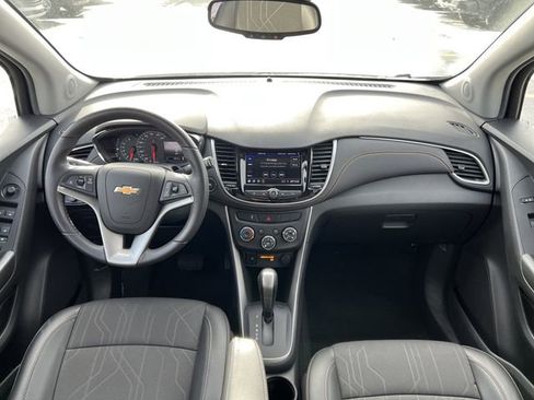 Used 2022 Chevrolet Trax LT w/ LT Convenience Package image 12