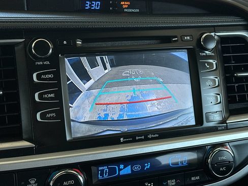 Used 2018 Toyota Highlander XLE w/ Carpet Mat Package (TMS) FWD image 19