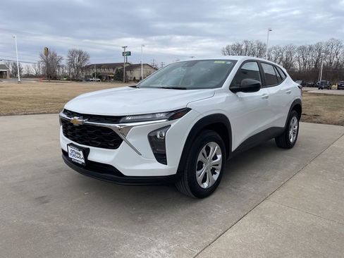 Used 2024 Chevrolet Trax LS w/ Driver Confidence Package FWD image 2