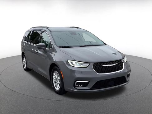 Used 2022 Chrysler Pacifica Touring-L FWD image 3