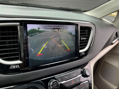 Used 2024 Chrysler Pacifica Touring-L FWD image 14