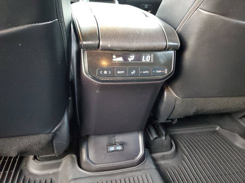 Used 2022 Toyota Highlander XLE AWD/4WD image 15