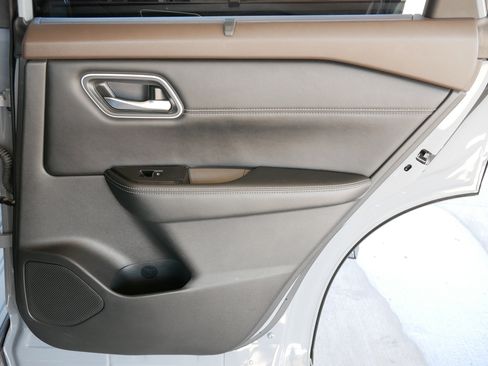 Used 2022 Nissan Rogue Platinum w/ Head-Up Display Package image 18