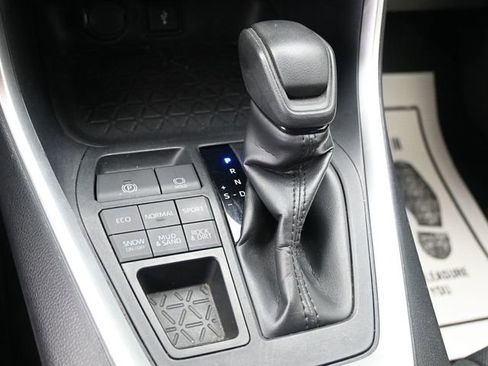 Used 2020 Toyota RAV4 XLE image 12