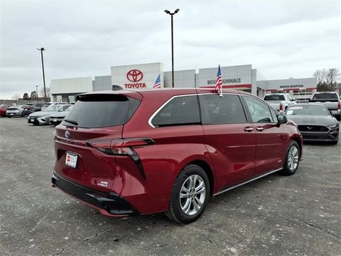 Certified 2021 Toyota Sienna XSE image 3