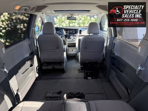 Used 2016 Toyota Sienna XLE FWD image 32