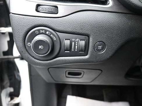 Used 2019 Jeep Cherokee Limited image 16