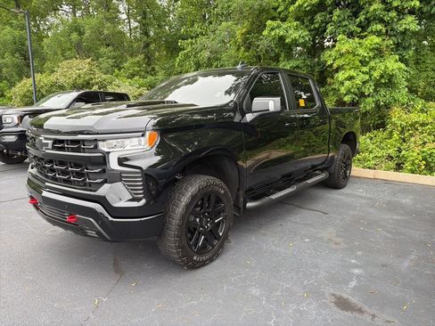 Used 2024 Chevrolet Silverado 1500 LT Trail Boss w/ LT Trail Boss Premium Package AWD/4WD image 3