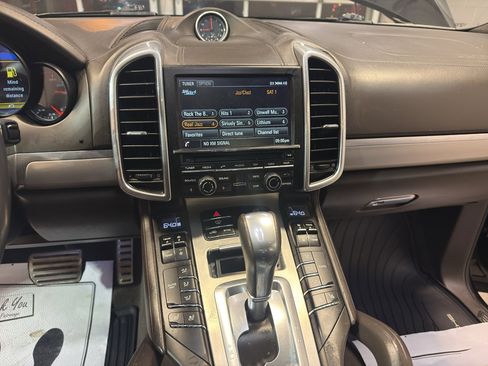 Used 2015 Porsche Cayenne Turbo AWD/4WD image 18