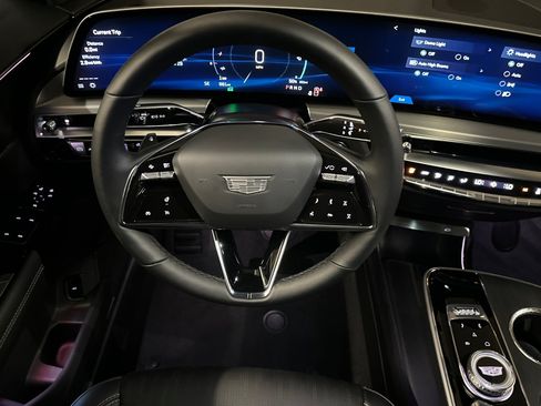 Used 2025 Cadillac Lyriq Luxury AWD/4WD image 13