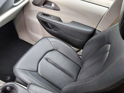 Used 2024 Chrysler Pacifica Touring-L FWD image 39