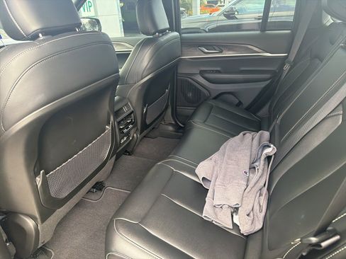 Used 2025 Jeep Grand Cherokee Limited w/ Black Appearance Package image 15