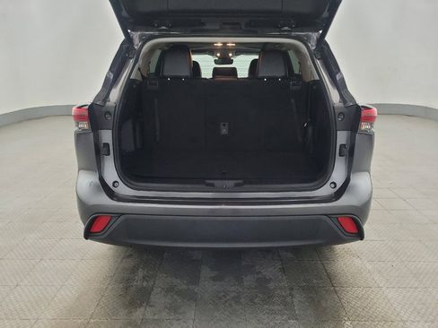 Used 2021 Toyota Highlander XLE image 29