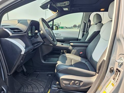 Used 2026 Toyota Sienna XSE AWD/4WD image 18