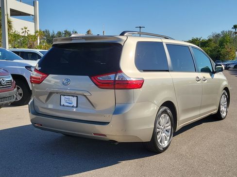 Used 2017 Toyota Sienna XLE Premium image 4