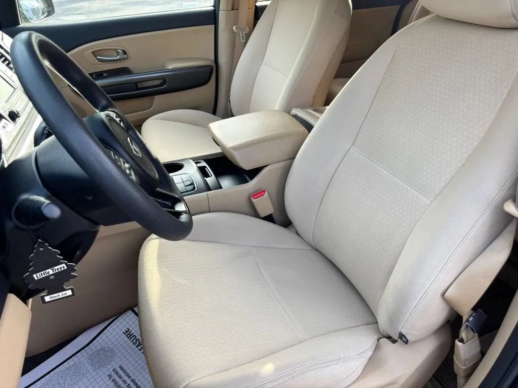 Used 2018 Kia Sedona LX FWD image 11